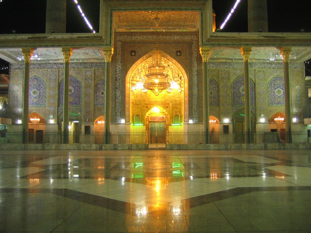 صحن و گنبدهای حرم کاظمین در بغداد